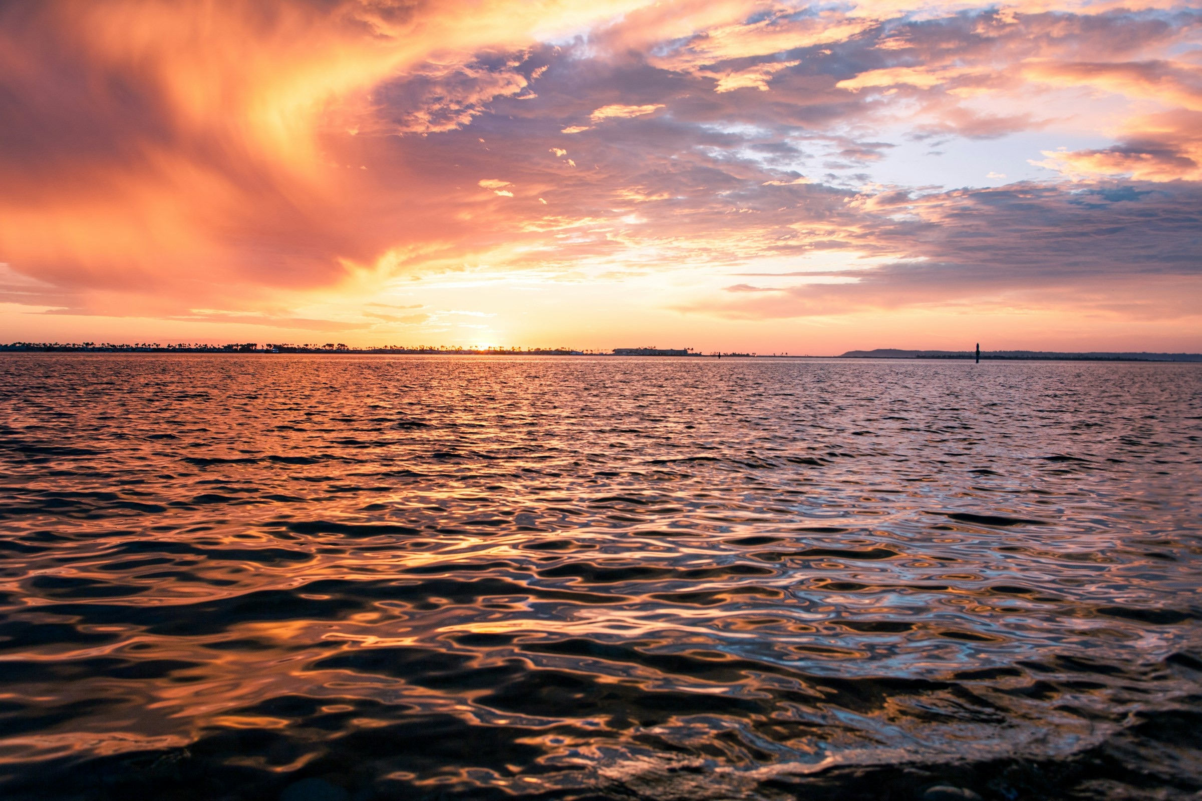 Atardecer sobre el agua en Chula Vista